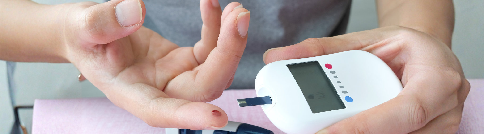 Glucómetro midiendo nivel de azúcar en sangre para diagnóstico de resistencia a la insulina