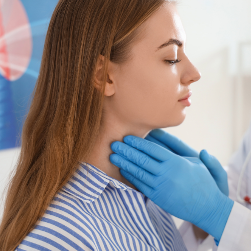 Médico revisando exámenes de tiroides para diagnóstico de hipotiroidismo