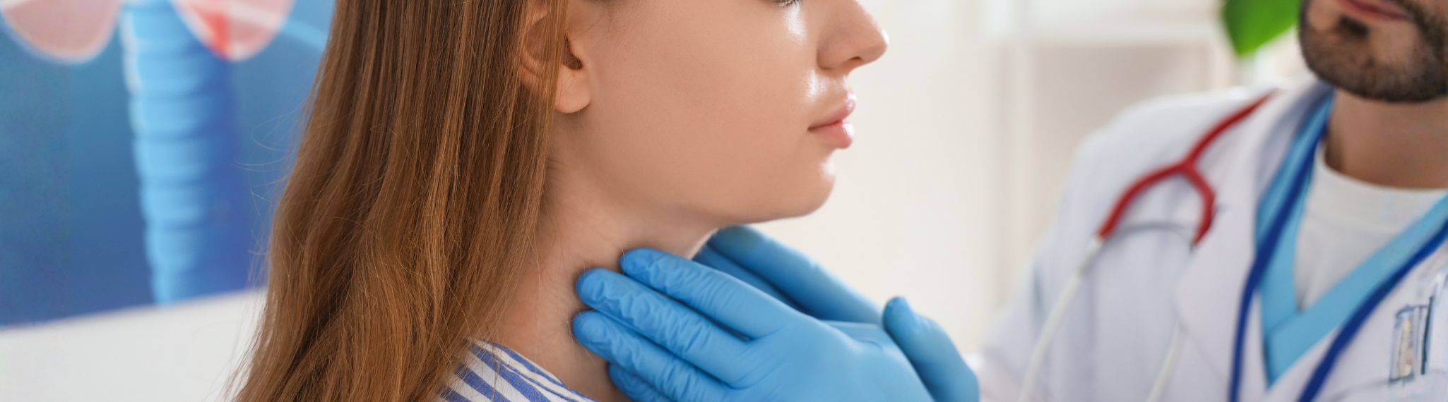 Médico revisando exámenes de tiroides para diagnóstico de hipotiroidismo